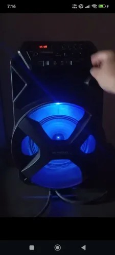 Uma caixinha de som da mondial com jogo de luz na frente pegar Bluetooth pega microfone