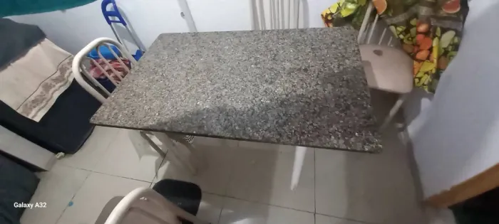 Mesa de mármore sem cadeira