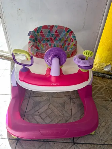 Andador menina