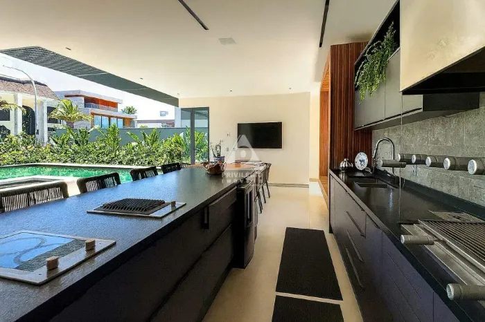 Mansão de Luxo em Alphaville (Barra da Tijuca): 7 Quartos, 1300m² e Tecnologia Sustentável