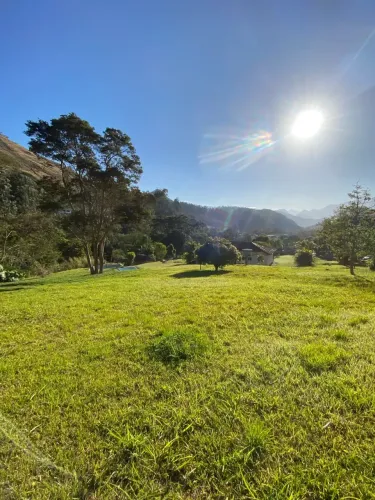 2 casas com terreno plano de 20.000m² à venda em Correas, Petrópolis/RJ