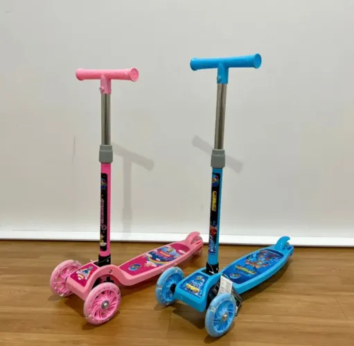 Patinete infantil com rodas de led ( novos lacrados )