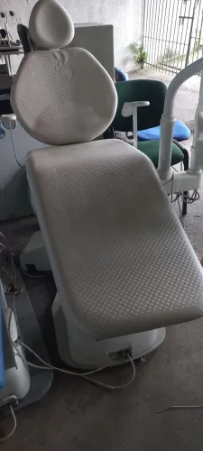 Cadeira odontológica Gnatus com braço acoplado