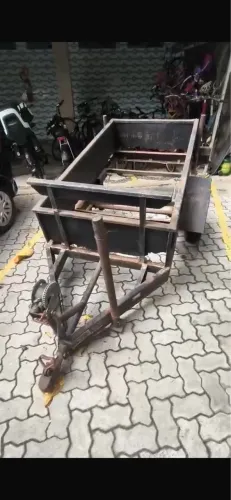 Carretinha com engate (precisando de reforma)