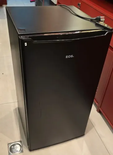 Frigobar EOS 124L Preto - Semi Novo - 1 ano e meio de uso