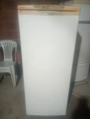 Vendo a freezer toda boa ZAP *21