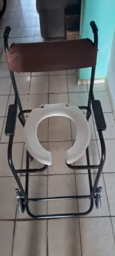 Cadeira Higiênica para Banho, em excelente estado de conservação. Encosto de couro.