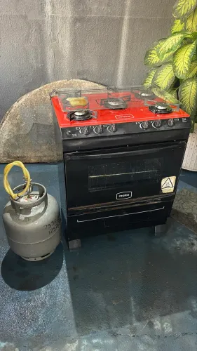fogão a gás da marca Realce, modelo Zeus Glass, com mesa de vidro
