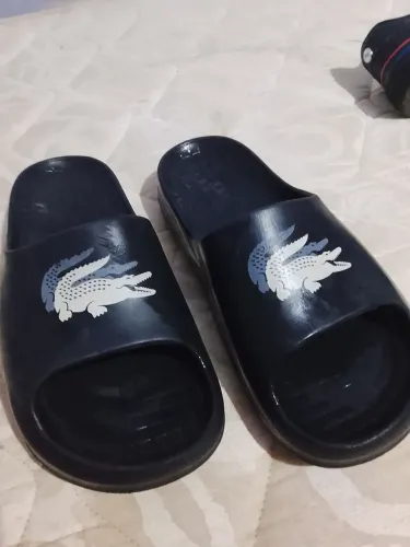 Chinelo slide preta Lacoste