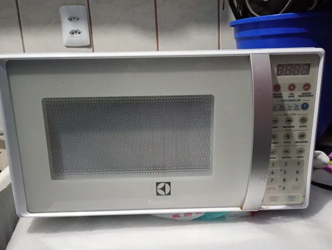 Vendo microondas 21L Eletrolux 127v funcionando 
