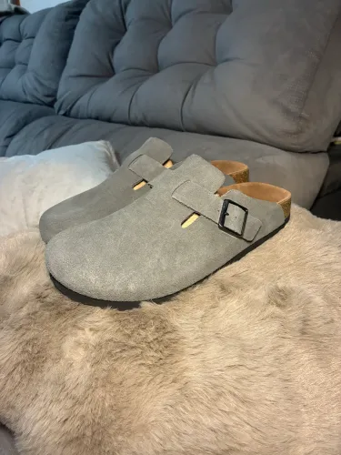 Sandália estilo Birken tamanho 41 cinza camurça