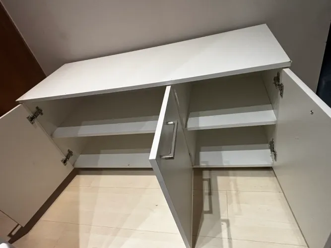 Bancada de escritório três portas, com rodízio, 