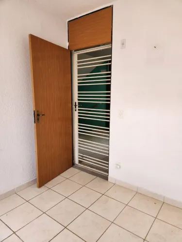 Aluga-se 700,00 .Apartamento com 2 quartos, Sala,Cozinha, Banheiro, Área de serviço.