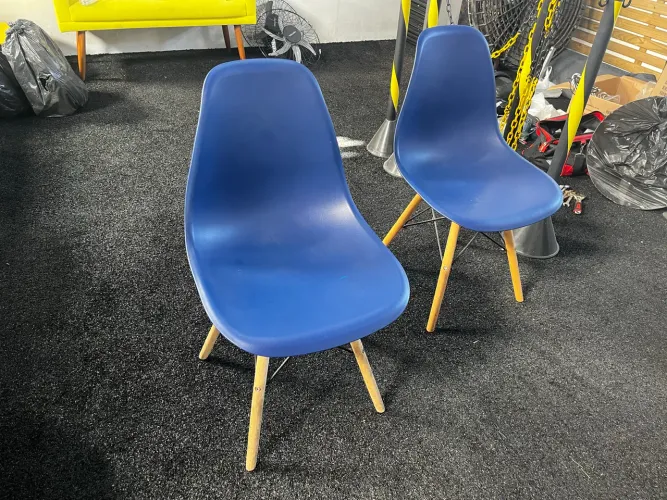 Cadeira Eames base em madeira
