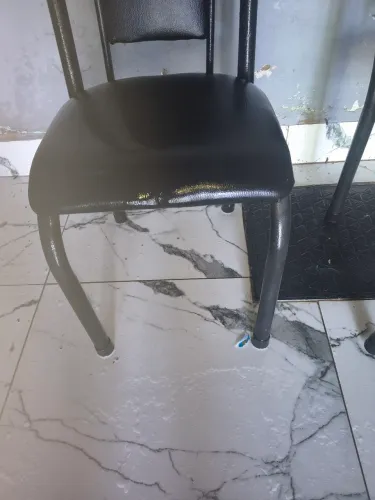 Vendo mesa de mármore 6 cadeiras, não entrego.