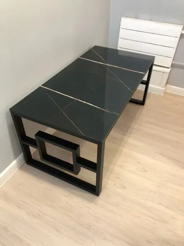 Mesa trabalhada no metalon