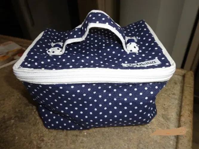 necessaire azul marinho com poás, marca Chicletaria