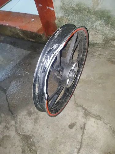 Vende se uma jante traseira pé de galinha liga leve 