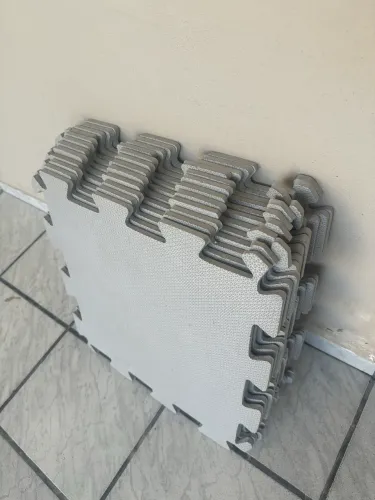 Tapete emborrachado de encaixar 12 peças com 50cm x 50cm