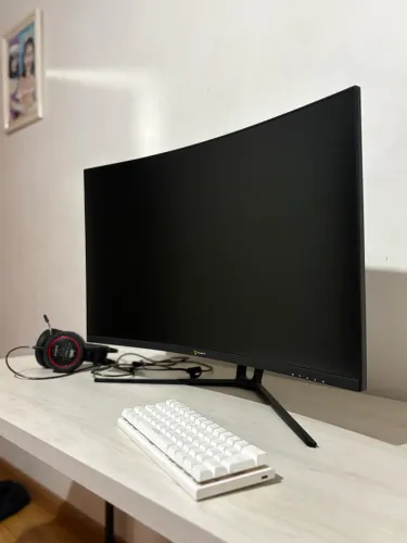 Monitor Gamer Husky 31.5' LED, Curvo, 165 Hz, Full HD, 1ms, e vem incluso um teclado 65%