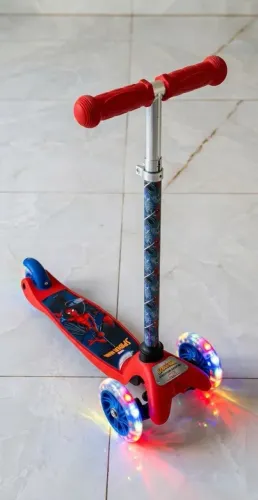 Patinete infantil homem-aranha