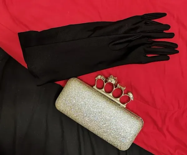 Bolsa de mão clutch prateada para festas seminova com luvas pretas de brinde