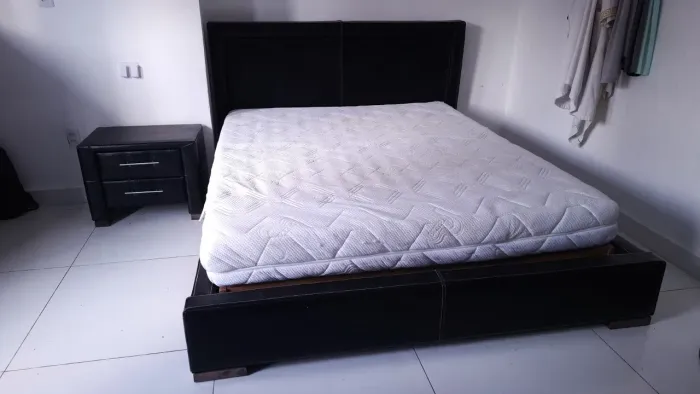 Cama King size com colchão de espuma fria incluindo dois criados mudos do mesmo material