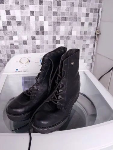 Bota preta semi nova