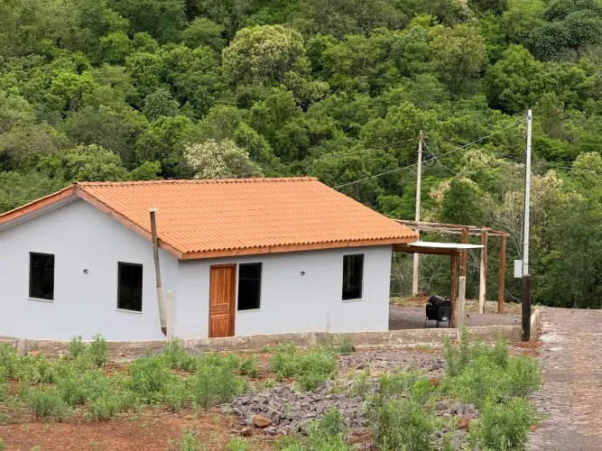Refúgio pronto no Rio do Salto - casa nova, piscina, açude e rio