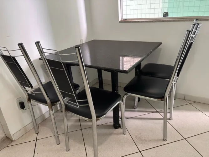 Mesa granito 4 lugares sob medida 1x1m com cadeiras