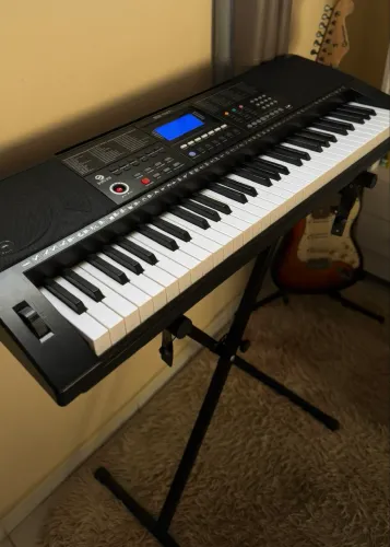 Teclado musical CST, com sensibilidade nas teclas + Pedal e Suporte