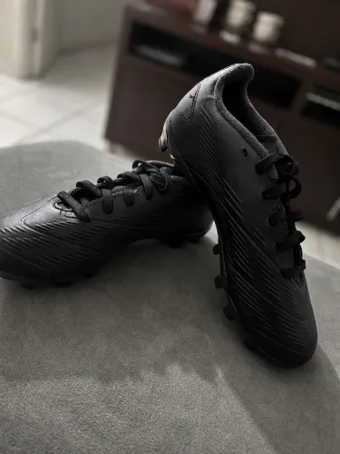 Chuteira infantil Adidas Predator preta - nova, nunca usada