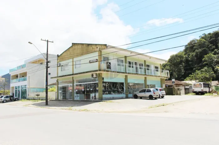 Prédio Inteiro à Venda no Centro de Guaratuba | 384m²