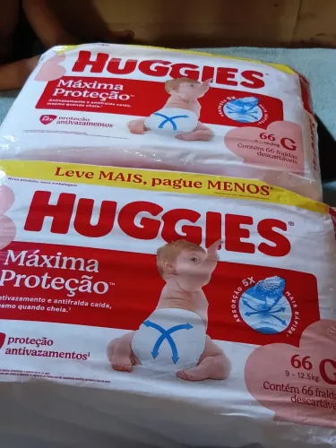 2 pacotes huggies G com 66 em cada