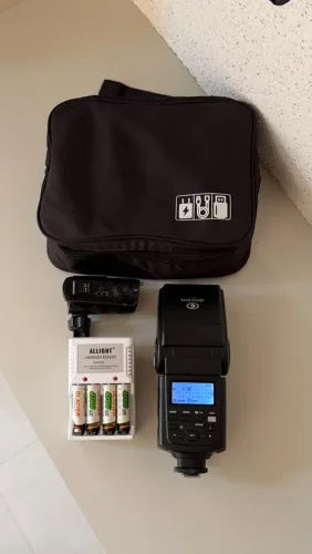 Kit Flash Speedlite Greika + Rádio Flash + Carregador com Pilhas Recarregáveis + Bolsa