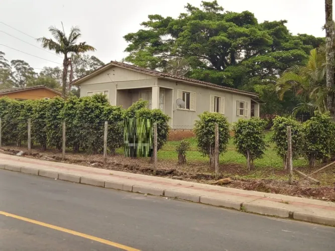 Casa mista, parte de madeira sendo peroba e canela, terreno com 2.241,00 m², nos fundos um