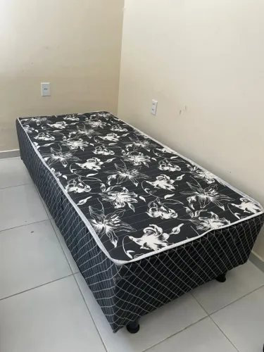 Cama Box Solteiro em ótimo estado