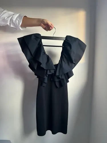 Vestido Preto Canelado com Babados Zara TAM M (veste P também) Usado 1x - Original!