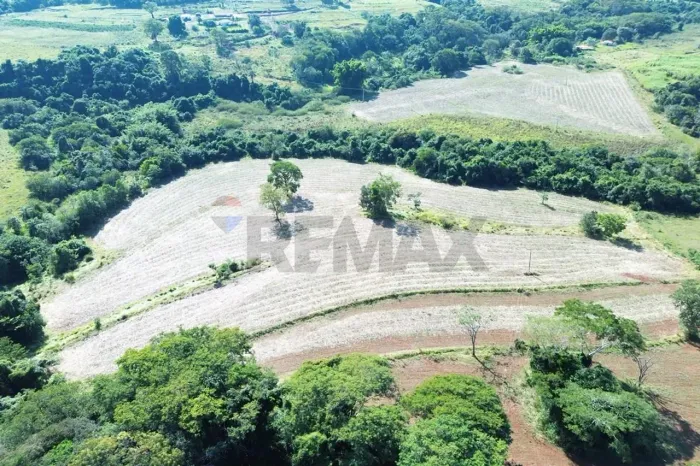 Sítio à venda em Cajuru com 27 ALQUEIRES - rica em água