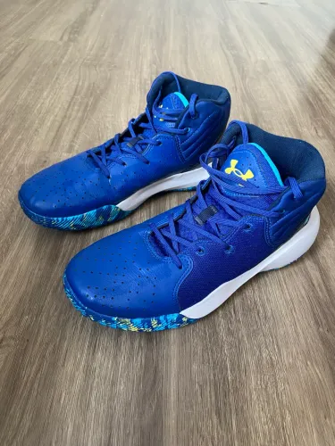 TÊNIS UNDER ARMOUR EM ESTADO DE NOVO