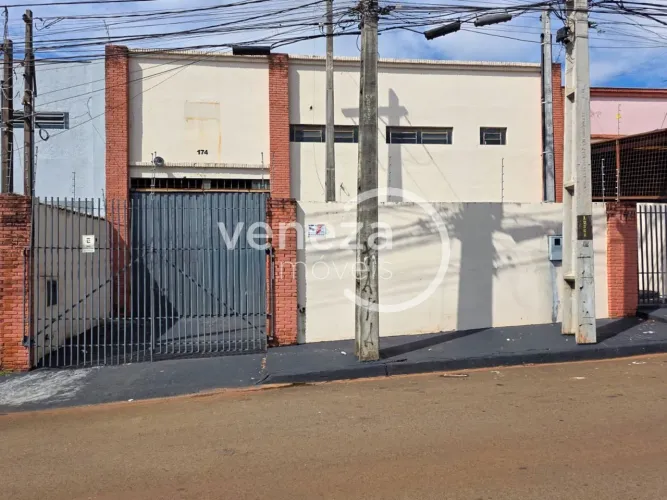 Barracão com doca à venda, na Rua Amaro Romeu Ramalho, região central de Londrina/PR.