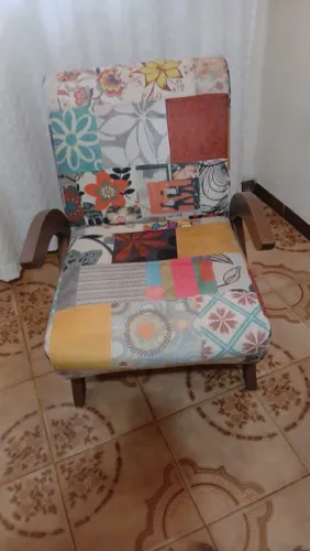 Poltrona Retrô Vintage em Madeira Maciça - Estampa Patchwork (Excelente Estado)