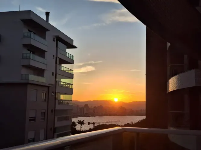 Imóvel para venda possui 98 metros quadrados com 2 quartos em Centro - Florianópolis - SC