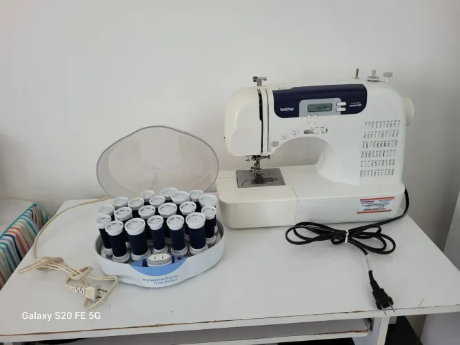 Máquina de costura com carretéis de linha.