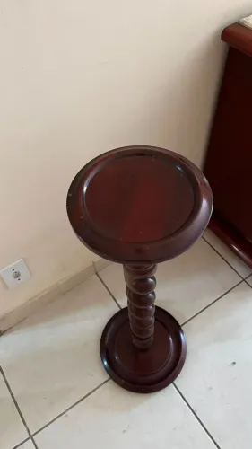 Pedestal em madeira