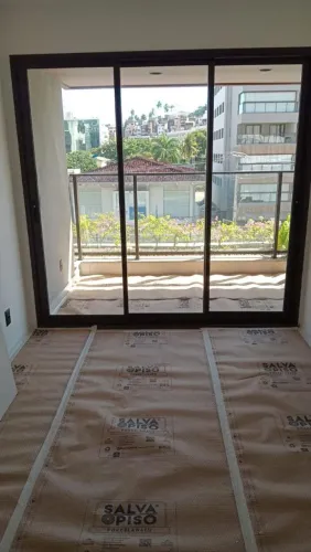Porta Alumínio Linha suprema - 1 porta fixa e 2 de correr - Dimensão: 2,35 x 2,10 m