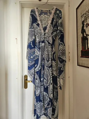 Robe longo viscolycra estampado estilo boho com mangas góticas. Tamanho U