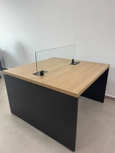Mesa Escritório / Plataforma Dupla para 2 Postos de Trabalho (com Painel de Vidro)