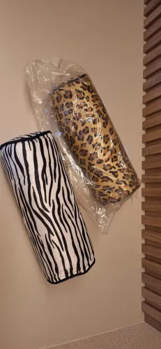 Rolinhos em tecido 38 cm de comprimento com 14 cm de diâmetro. 2 estampas animal print