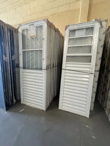Porta de Alumínio Basculante 210x80 - Promoção